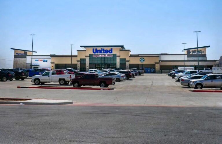 United Supermarkets, Lovington, NM - Storefront and parking lot