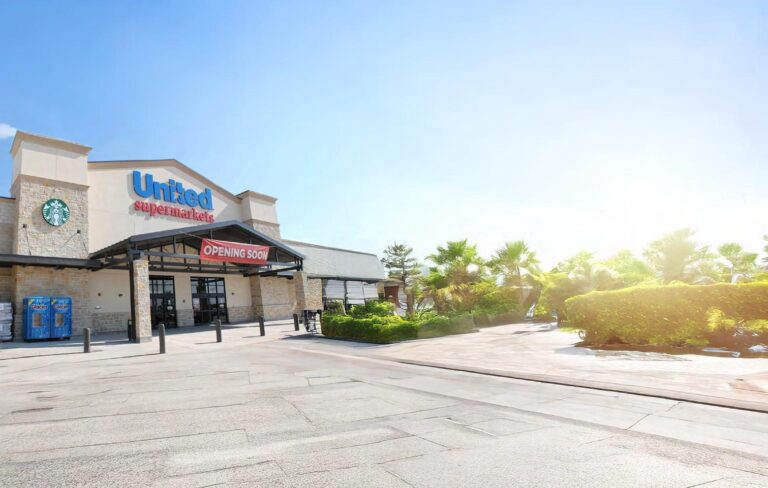United Supermarkets, Lovington, NM - Entrance and landscaping