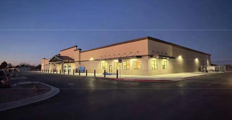United Supermarkets, Lovington, NM - Exterior at dusk